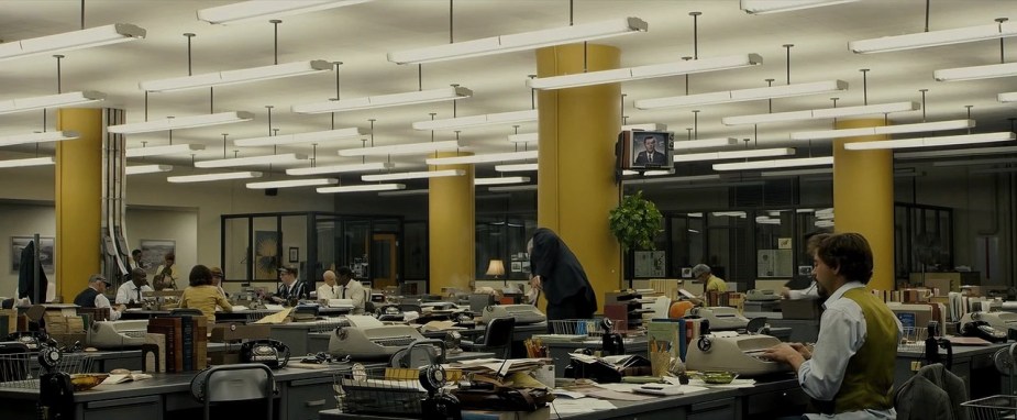 Zodiac film (2008) director David Fincher film wide shot with yellow columns